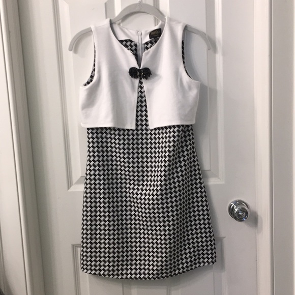 A black and white dress - Picture 1 of 3